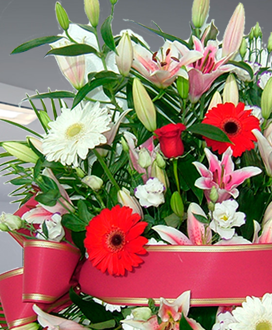Centro Funerario Gerberas y liliums a detalle